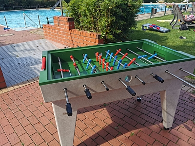 Kicker vor einem Schwimmbecken