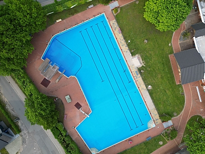 Schwimmbecken ohne Menschen von oben