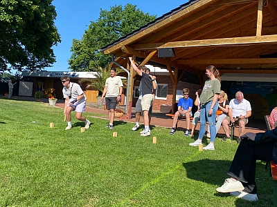 Gruppe an Menschen spielt Kubb