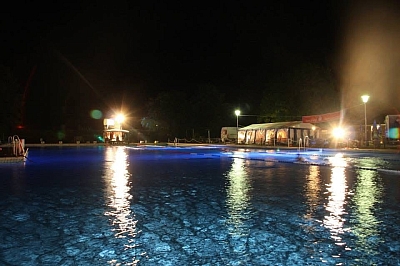 Schwimmbecken wird beleuchtet
