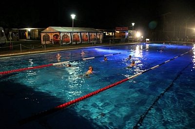 Menschen schwimmen in der Nacht