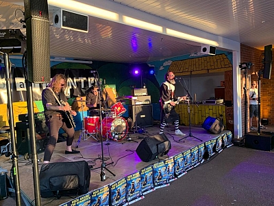 Band spielt Musik auf einer Bühne