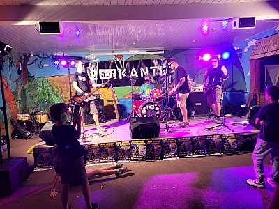 Band spielt Musik auf einer Bühne