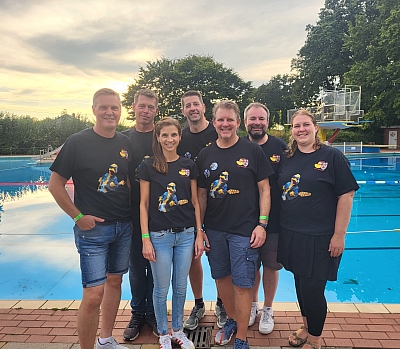 Gruppenbild des Vorstands vor einem Schwimmbecken